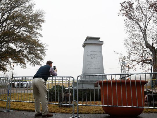 memphis-statues-empty pedestal